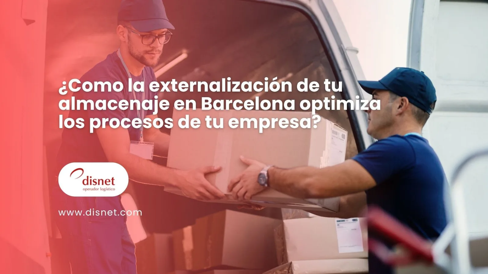 Dos operaris de Disnet carregant caixes en una furgoneta