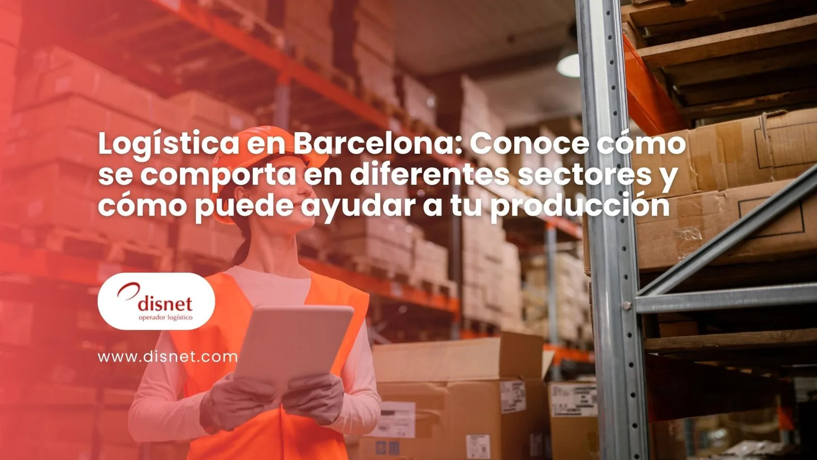Opératrice Disnet avec une tablette entre les rayonnages d'un entrepôt logistique